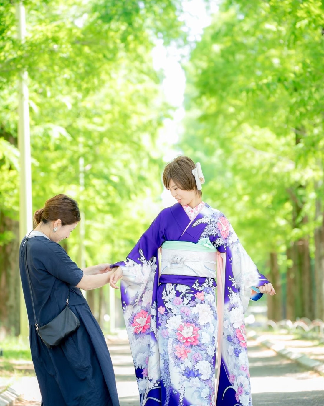 ayaaya先生が振袖の着付けをしているところ